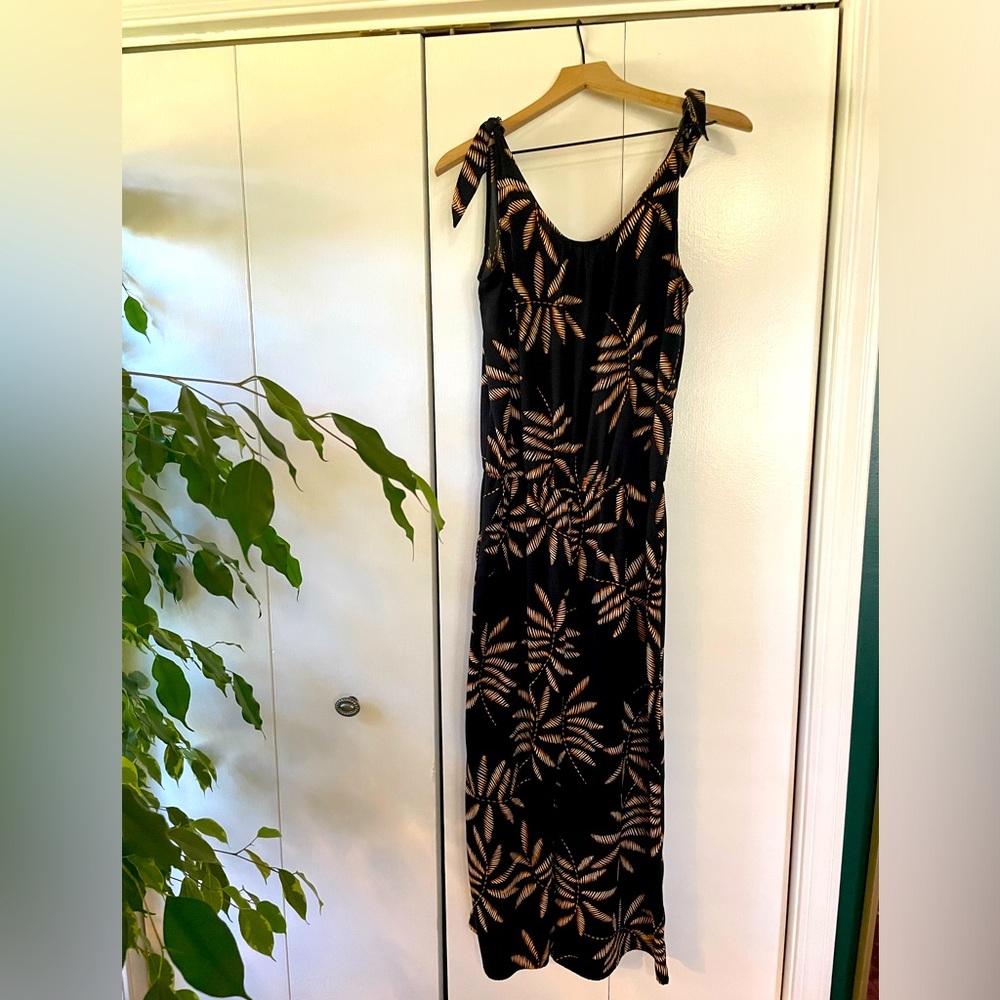 Very cute, Size: M. Sundress-style romper. Flowy, stylish, and comfortable.